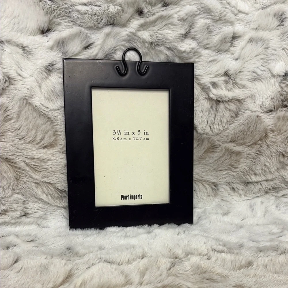 Pier 1 Black Photo Frame. 5 x 6.5. Wall Hanging. Horseshoe Hanger